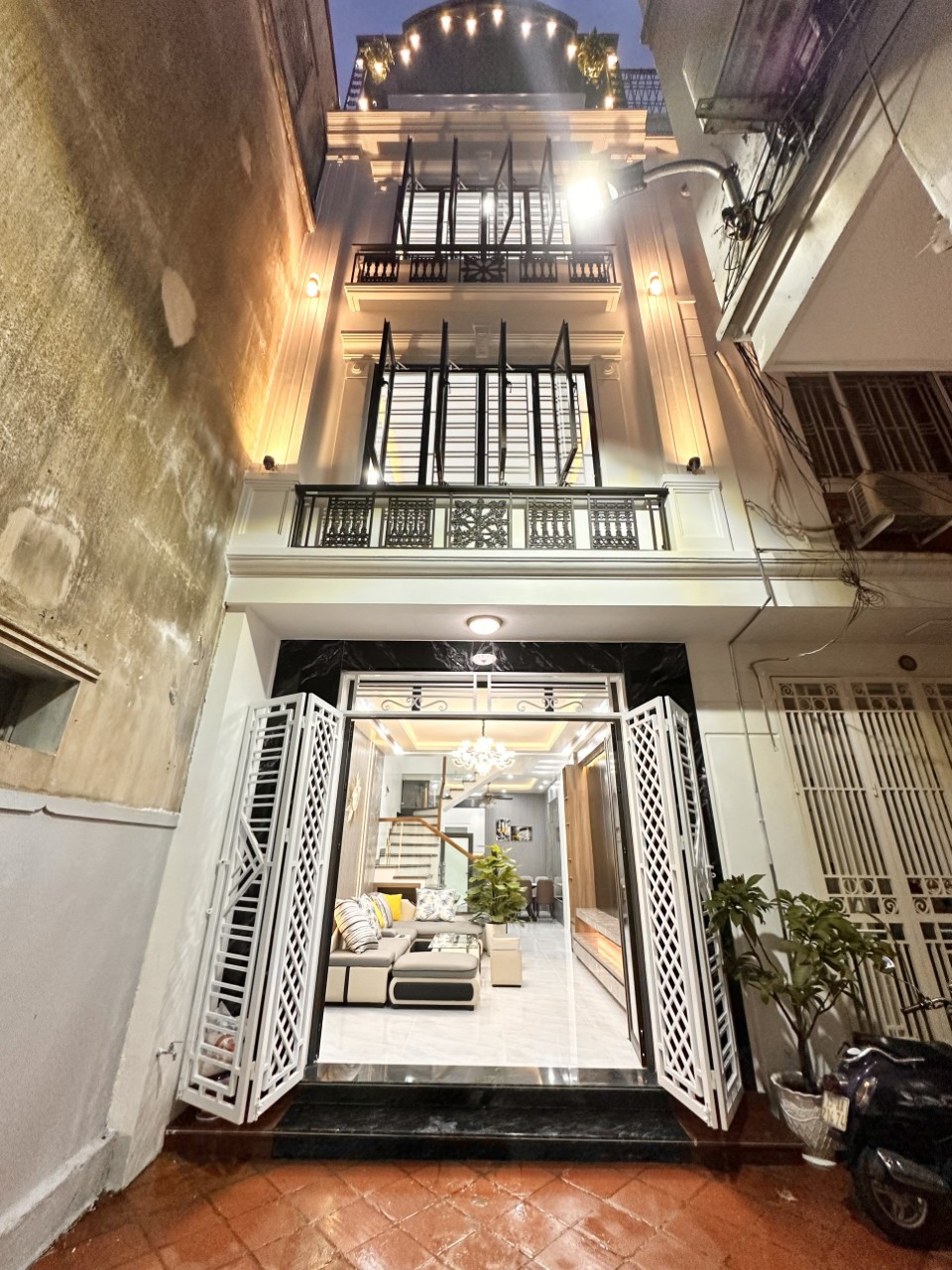 Bán nhà Miếu Hai Xã, diện tích 46m 4 tầng GIÁ 3.35 tỉ đẹp lung linh