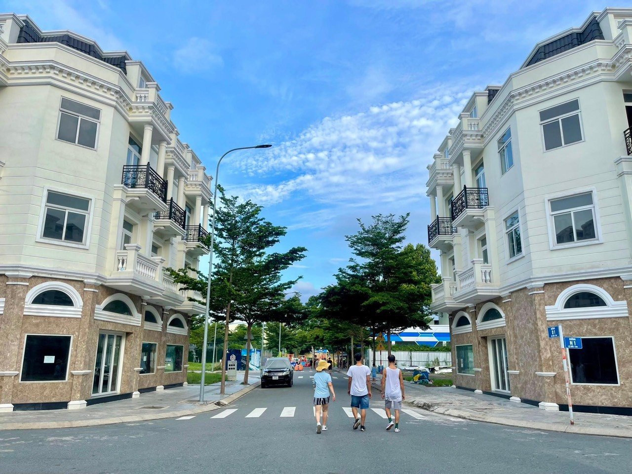 * CHÍNH CHỦ KẸT TIỀN CẦN BÁN GẤP ĐẤT NỀN NHÀ PHỐ KHU Icon Central TP DĨ AN - BÌNH DƯƠNG *