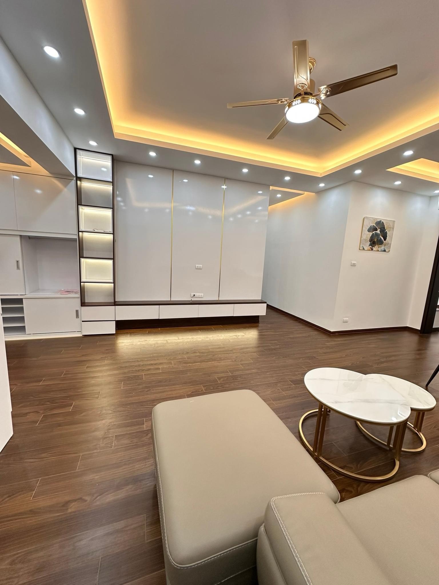 Gia đình tôi bán căn hộ toà nhà 34T Khu đô thị mới trung hoà nhân chính 130m2, 3Pn, full nội thất