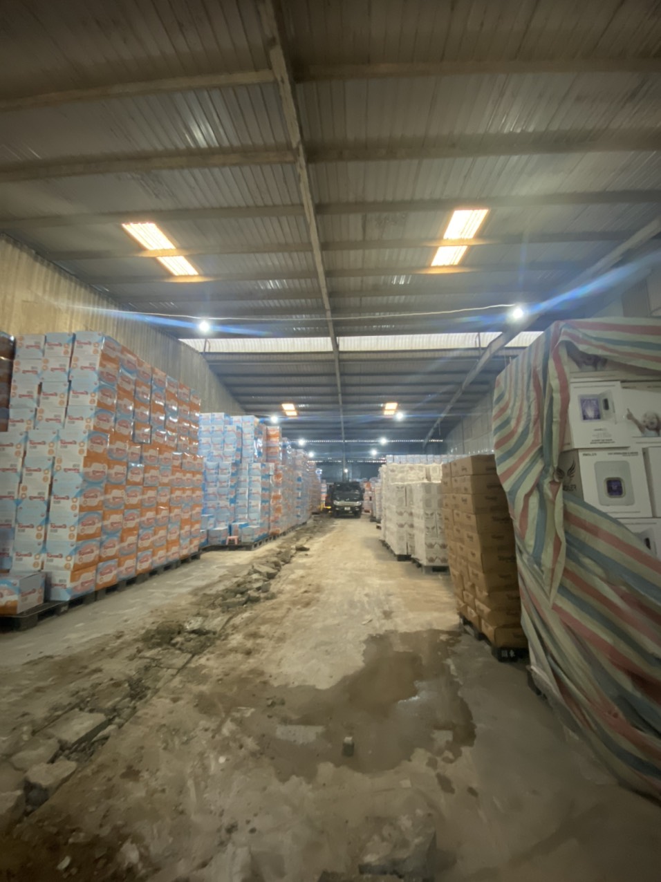 Cho thuê kho 1000m tại Thanh Trì, cont vào kho, trần cao có điện 3f, có xuất VAT giá rẻ