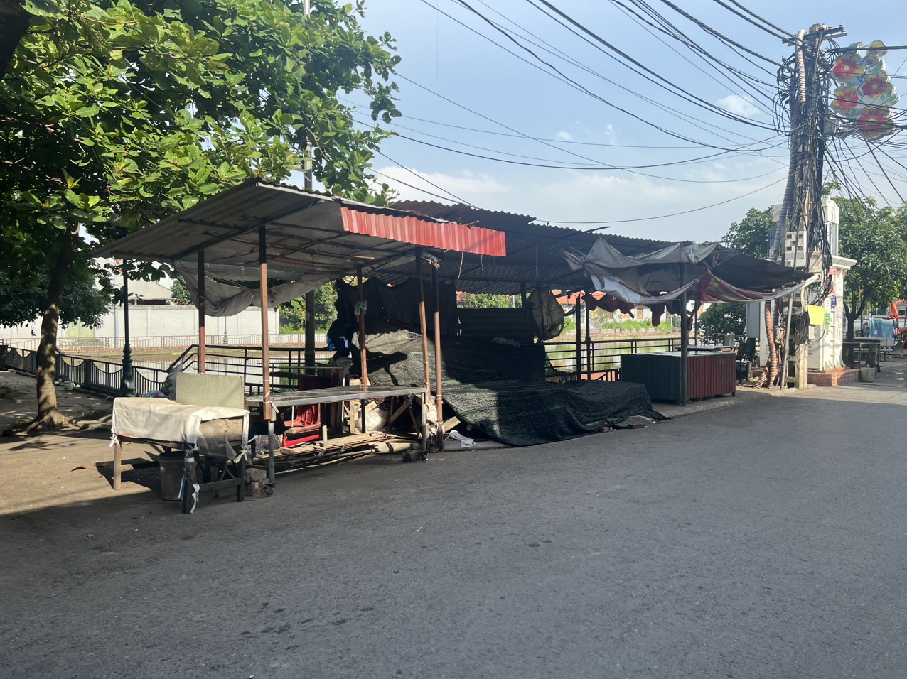 VÂN HÀ - ĐÔNG ANH - HÀ NỘI đường 2 ô tô tránh nhau đi thoải mái Diện tích 65 m. Mặt tiền 5.3 m đất vuông như tờ A4 nhà