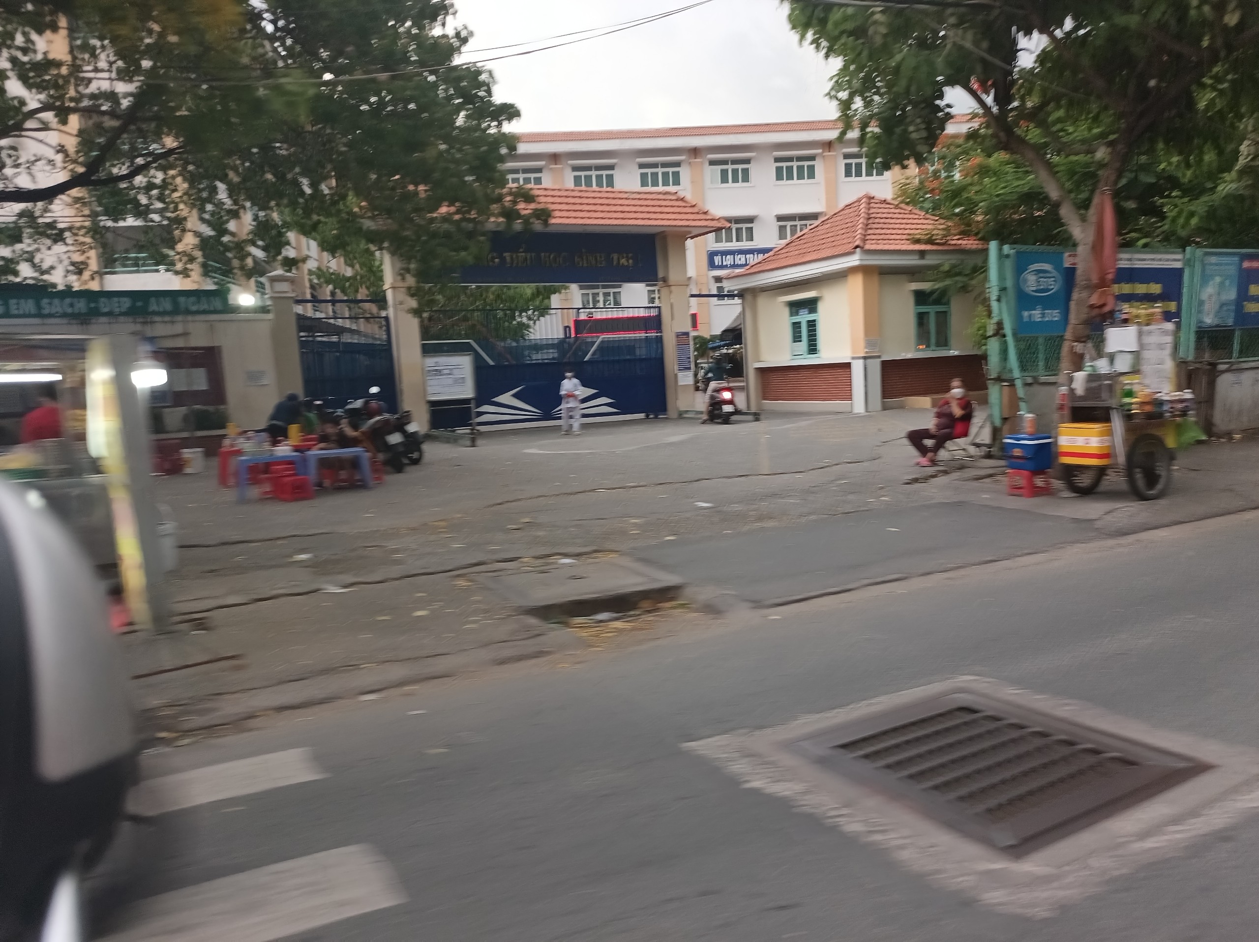 Nhà ngay Trường Bình Trị - Ngã Tư 4 Xã - 60m2 - HXH - NGANG HƠN 4M - 3 tầng - 5 ĐỒNG HƠN