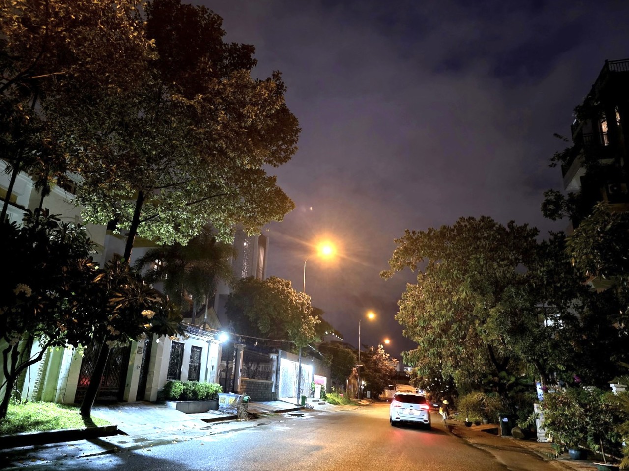 TIN NónG HỔI, Khu Nhà giàu, THẢO Điền Q2, Dt 112m2, ngang 8 dài 17, chỉ 9 tỷ Hơn.