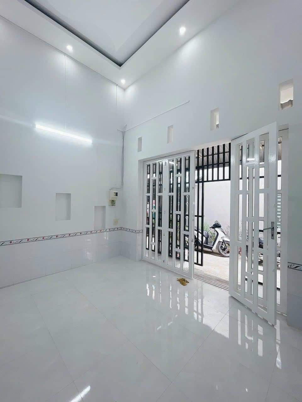 006 Cho thuê nhà trệt lững. Hẻm liên tổ 3- 4, Nguyễn Văn Cừ, An Khánh, Ninh Kiều GIÁ : 4tr/tháng