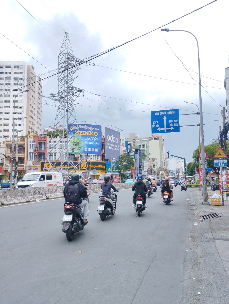 Đầu Tư Âu Cơ - Ngay Bầu Cát - 4,5x24m2 - 3 tầng - HXH Vô nhà