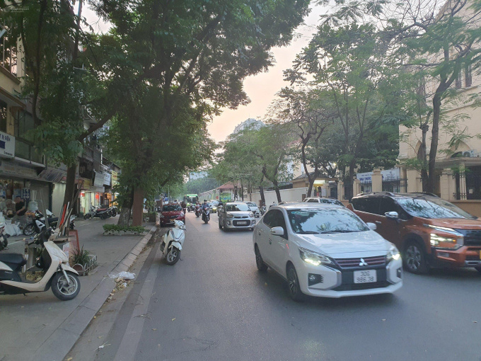 BÁN NHÀ MẶT PHỐ LÊ TRỰC-TT BA ĐÌNH-61M 5T 31TỶ-LÔ GÓC-VỈA HÈ RỘNG-KINH DOANH BẤT CHẤP