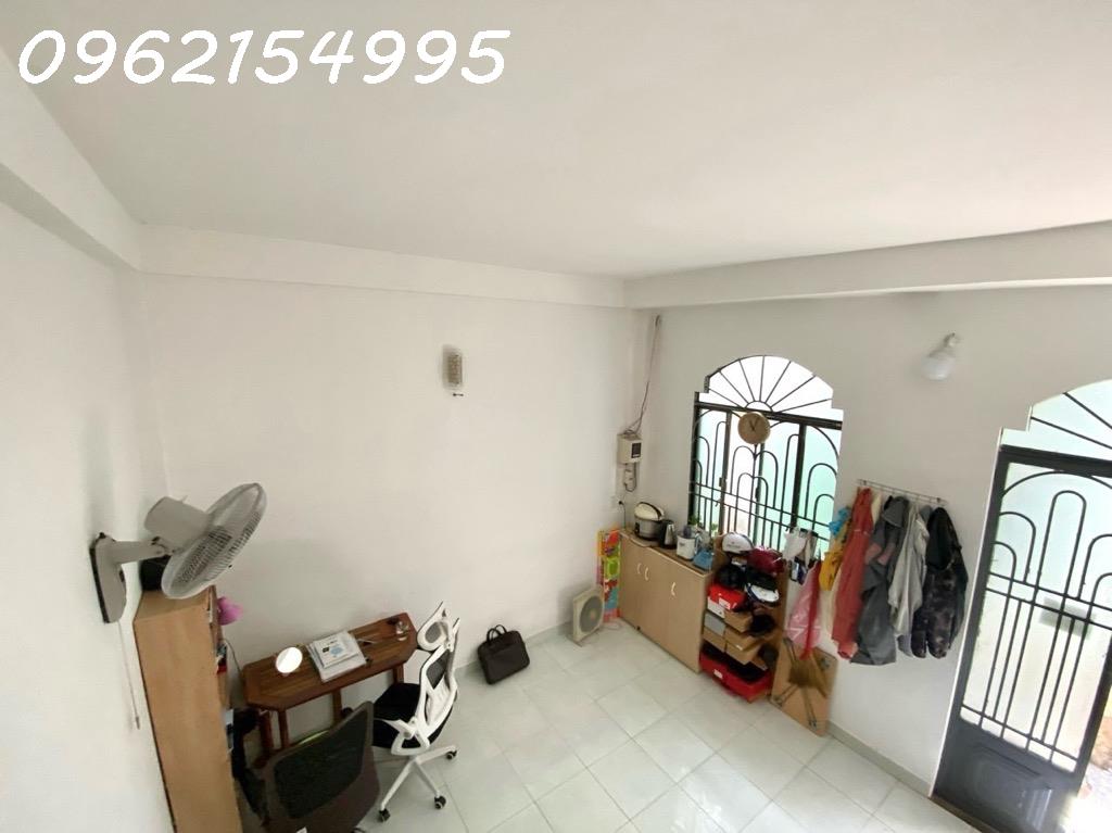 Hơn 2 tỷ đã có ngay nhà P.3 GV - 2 tầng đúc BTCT - vài bước ra hẻm xe tải