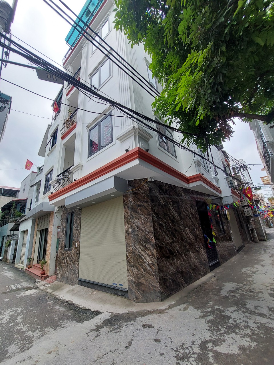 Bán gấp nhà mới DI Trạch, gara , lô góc, ngõ thông 4 ngủ, giá 4.95 tỷ