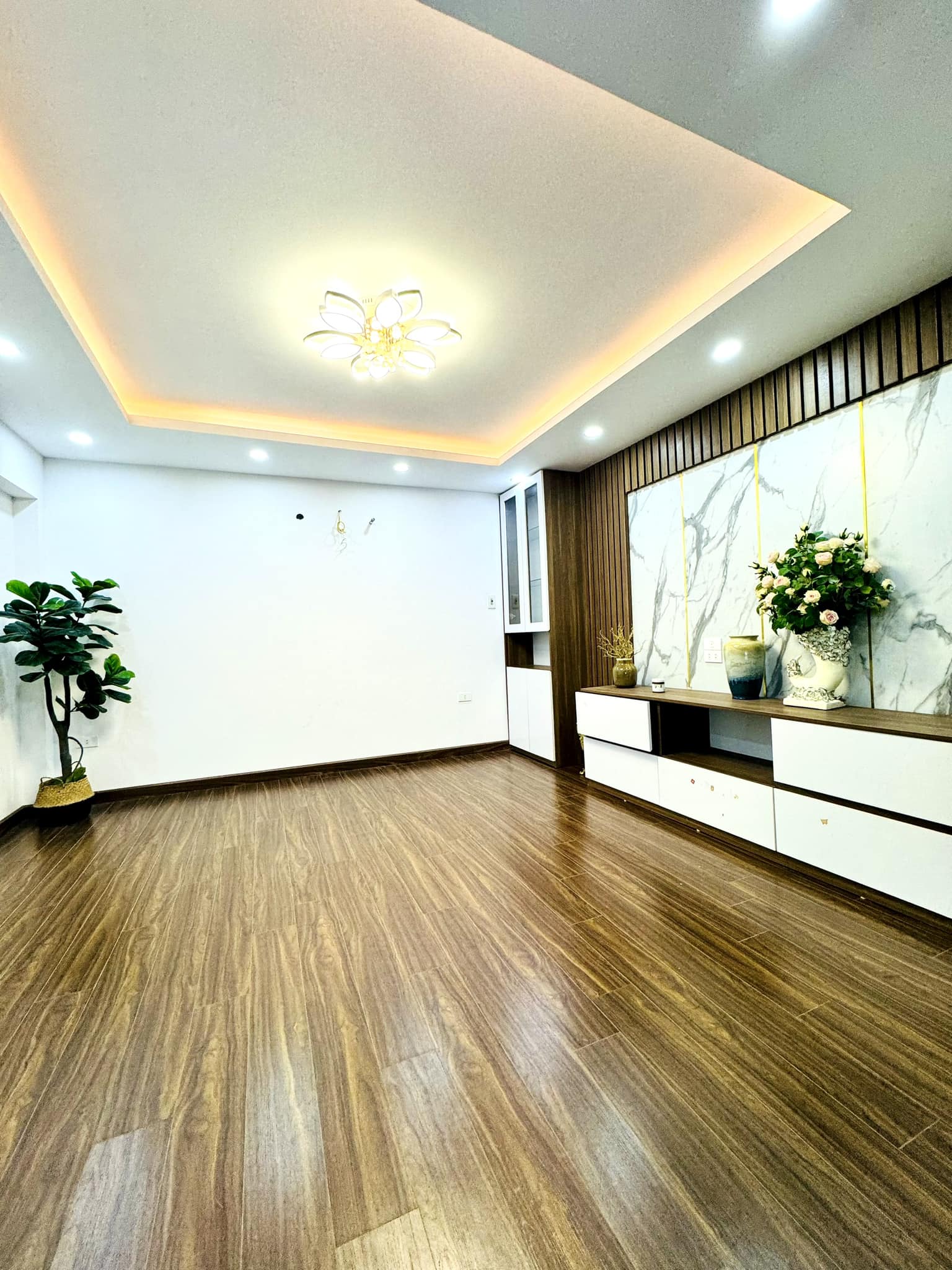 Căn góc, Ngõ SH quay, Mới kính koong bán nhà Trường Chinh-0946383428