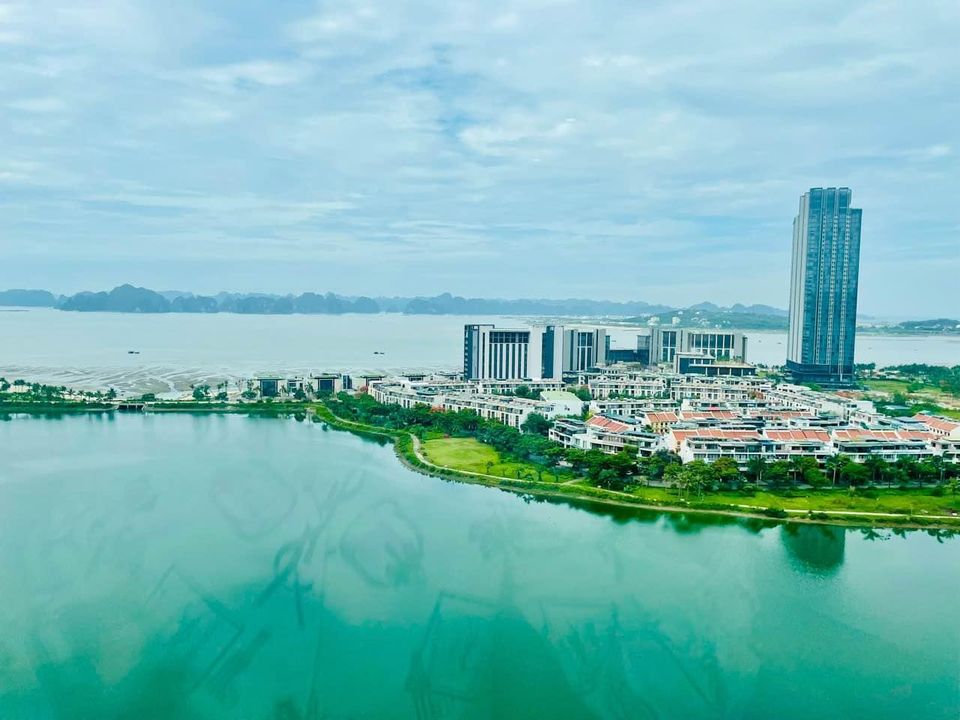 Chính chủ cần Bán căn Penthouse 2 tầng 240m2 view Biển mặt đường trung tâm du lịch Bãi Cháy Hạ Long