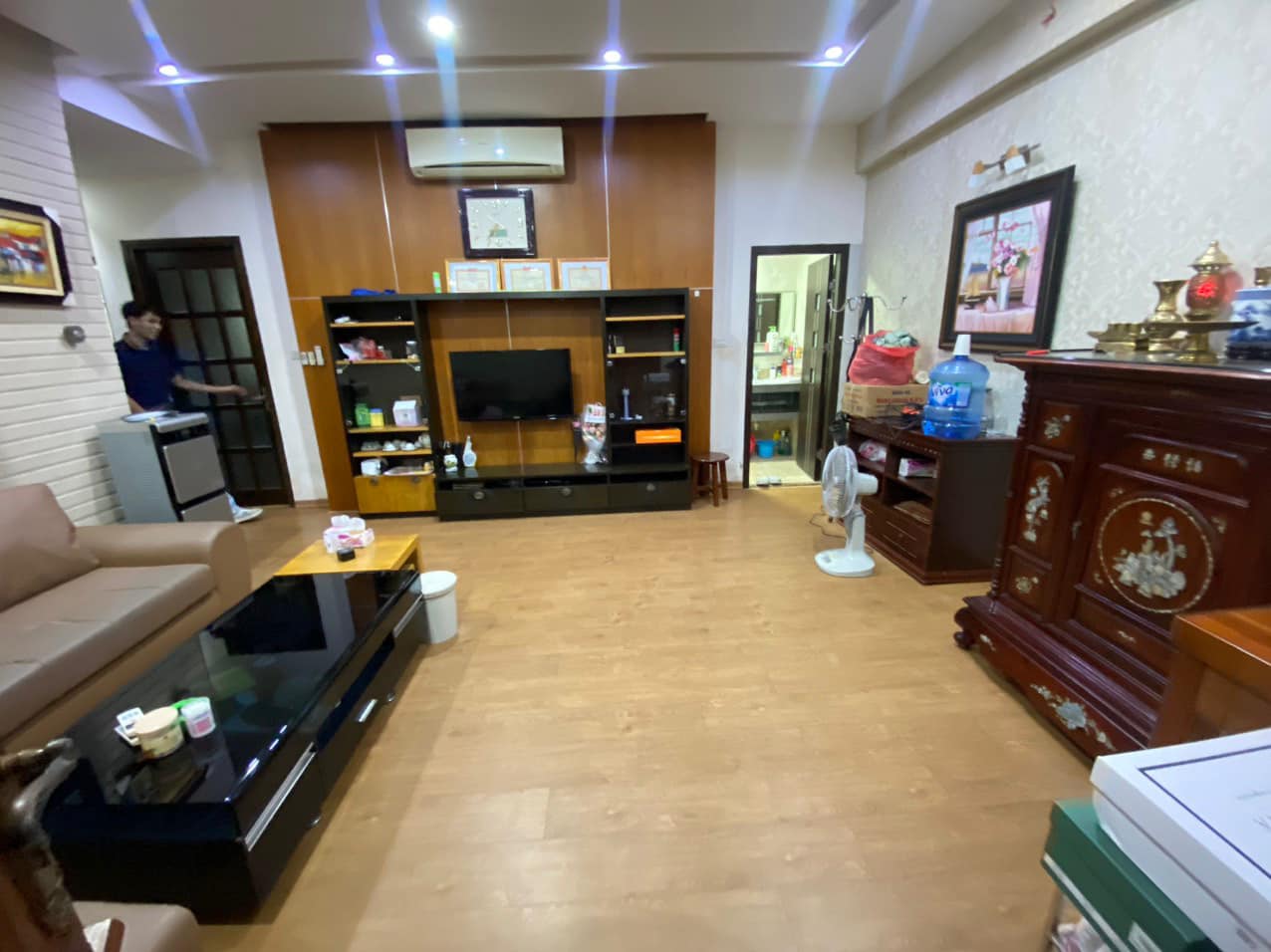 Nội thất đẹp Chung cư 137 Nguyễn Ngọc Vũ 68m 2PN 2WC, chỉ 3.6 tỷ