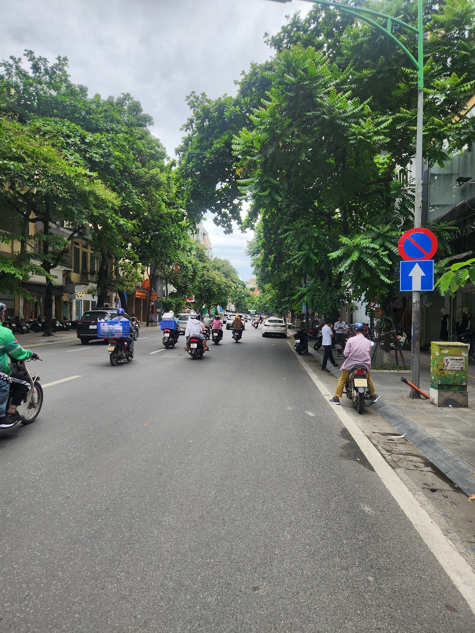 Siêu Phẩm Quận Hai Bà Trưng, Mặt Phố Huế 245m x 4T x Mt 9m. Giá 169 tỷ.