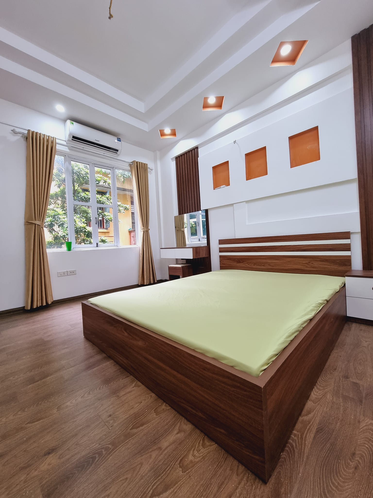 Gần bãi ô tô, Dân xây đẹp, Thông bán nhà Đông Tác-0989311985