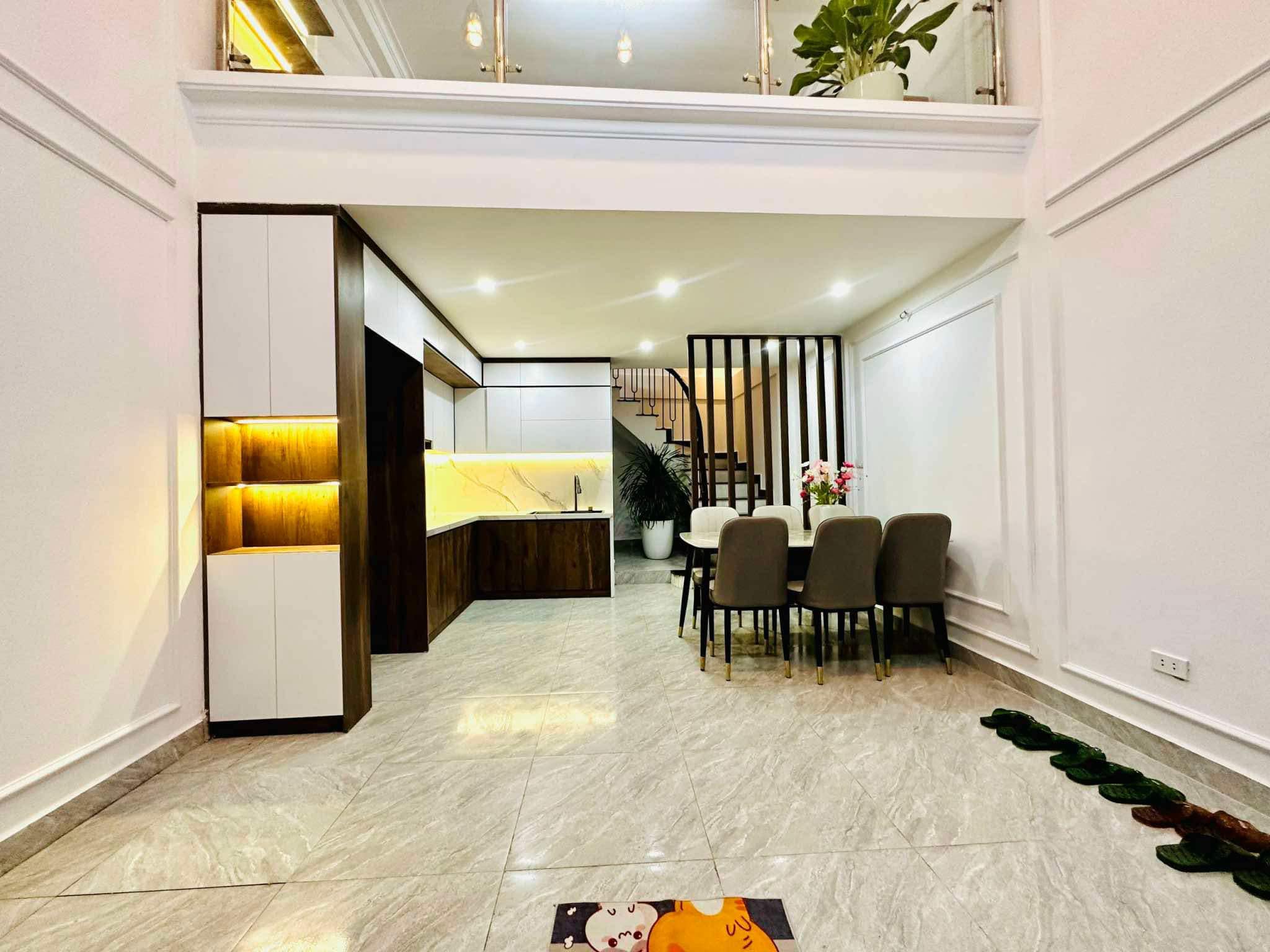 VẺ ĐẸP KHÓ CƯỠNG-Nhà đẹp Phố Hào Nam Gần Ga Cát Linh 35m/ 6Tầng/MT 4.2m-6.8 Tỷ