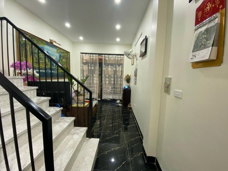 Bán nhà Lạc Long Quân, Cầu Giấy. 31mx4; MT 4m; giá 5.7 tỷ