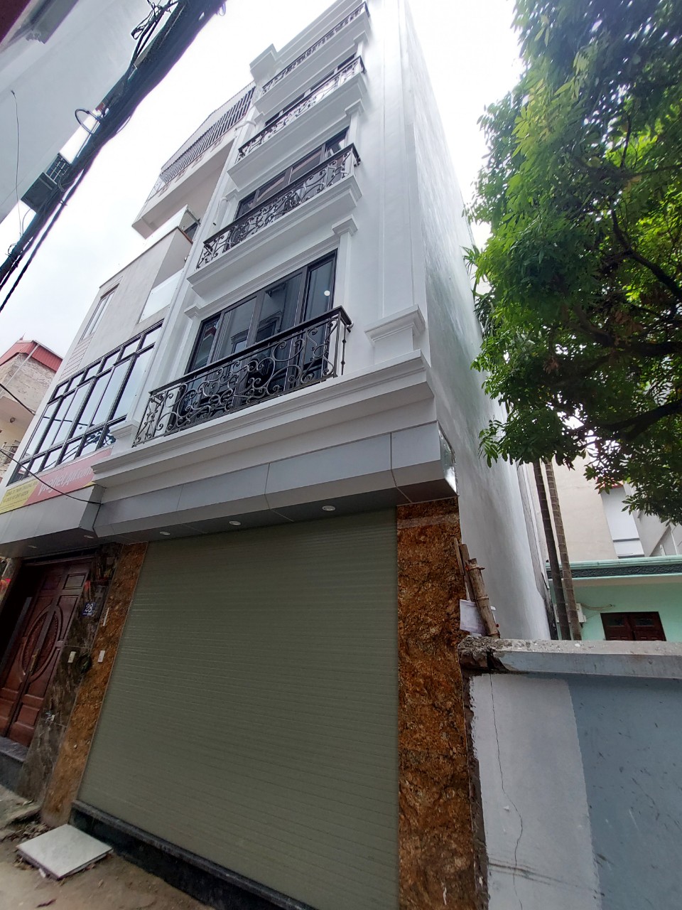 Nhỉnh 4 tỷ có ngay nhà 5 tầng Lai Xa, lô goc, ô tô, ngõ thông