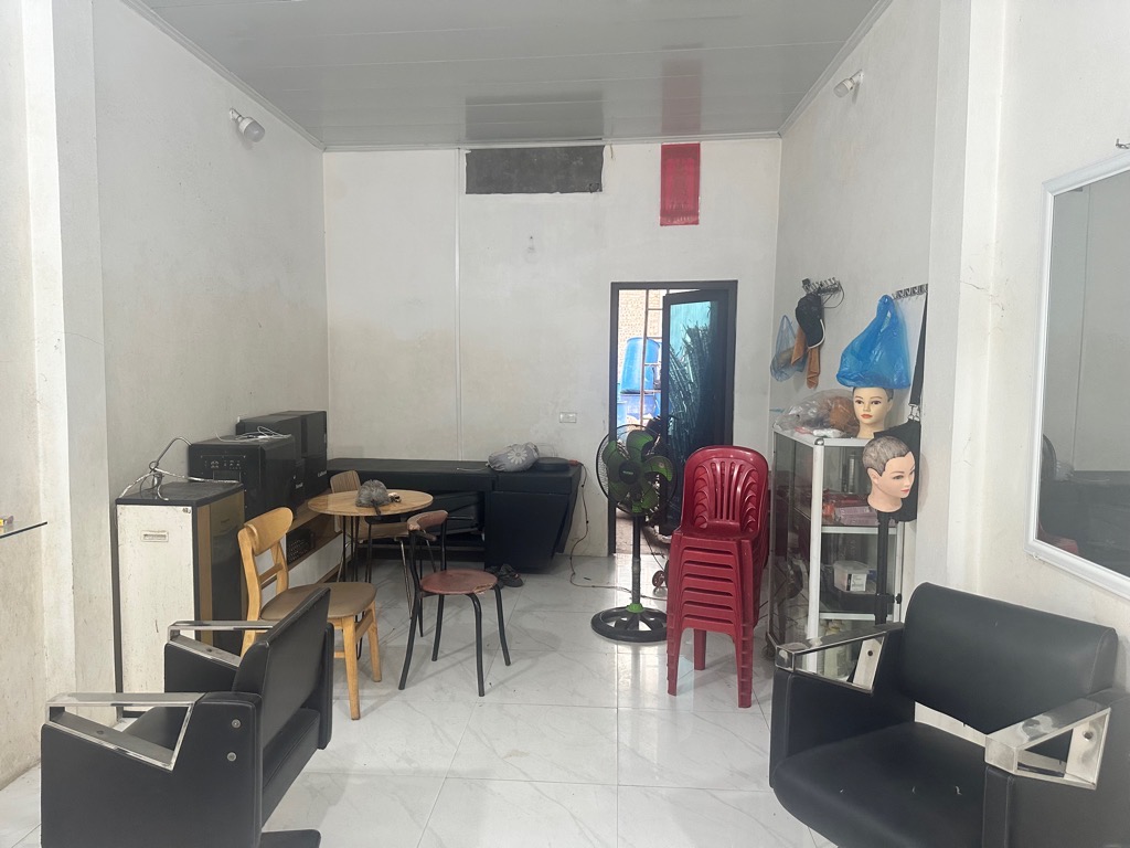 Chủ cần bán gấp nhà đường Ỷ LAN. Vừa ở kết hợp kinh doanh. Dt 70m, giá 5,2 tỷ. Mặt ngõ ô tô tải tránh.