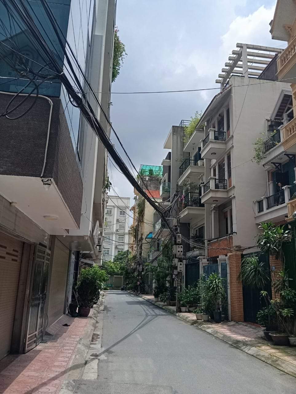 BÁN NHÀ HOÀNG HOA THÁM-QUẬN BA ĐÌNH-DT122M2-C4-MT23M-GIÁ 28TỶ-SÁT MẶT PHỐ-Ô TÔ VÀO NHÀ-XÂY TÒA VĂN PHÒNG