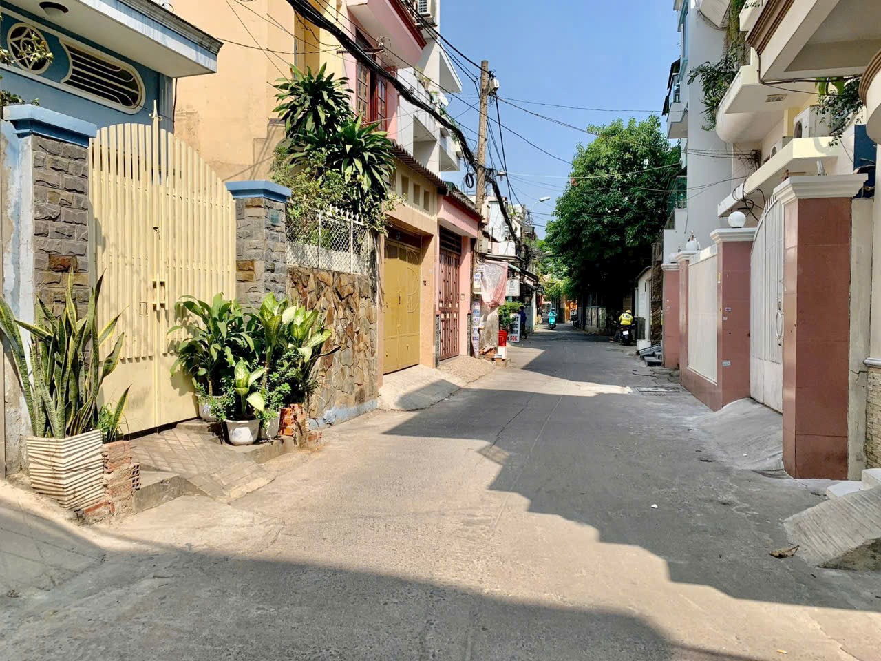 Bùi Đình Túy, P24, Bình Thạnh - xe tải đậu trước nhà