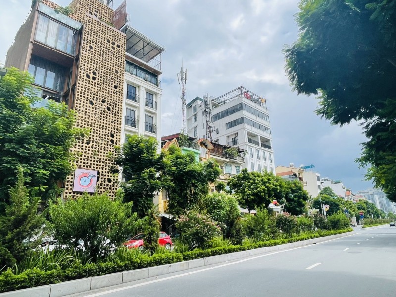 Bán nhà Mặt phố Lạc Long Quân, Tây Hồ. 120m; 7 tầng, Thang máy; MT 10m; Giá 78 tỷ