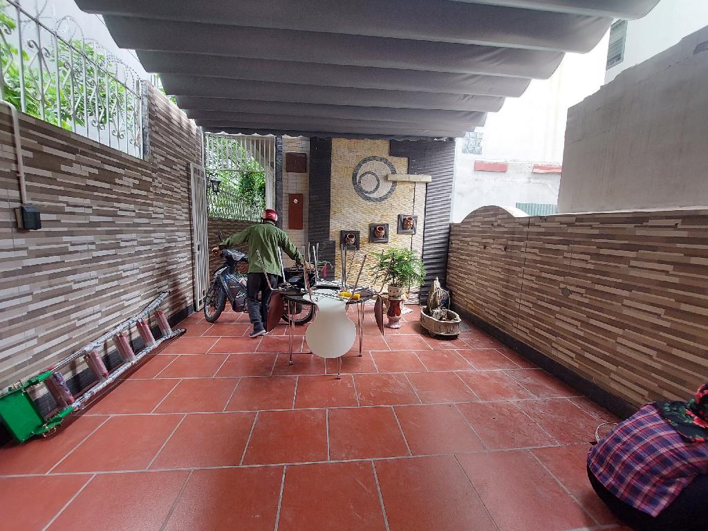 BÁN NHÀ BỒ ĐỀ 92M2, 4 TẦNG DÂN XÂY Ở NGAY, GẦN MẶT ĐƯỜNG, CÓ SÂN RỘNG TRƯỚC NHÀ