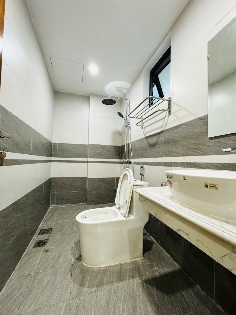 Bán nhà đẹp ở luôn 40m2 x 5 tầng, mt 6m, 3 bước ra phố, 8.5 tỷ