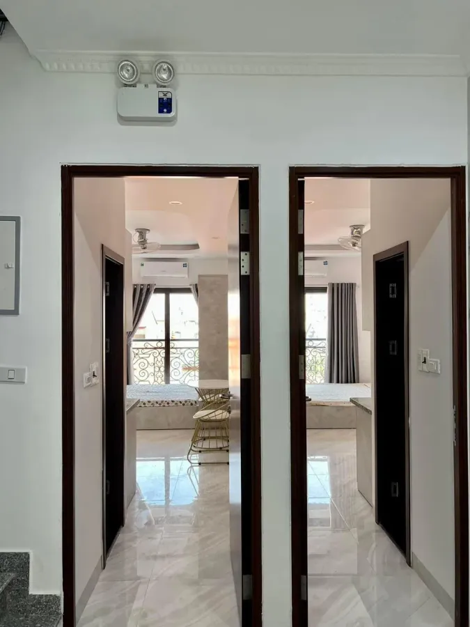 TÒA NHÀ CĂN HỘ DỊCH VỤ 7 TẦNG HBT THANG MÁY - 7M RA Ô TÔ TRÁNH NHAU - TRƯỚC NHÀ 4 CHỖ ĐỖ CỬA - 17 PHÒNG KHÉP KÍN FULL ĐỒ, DOANH THU 90TR/ THÁNG