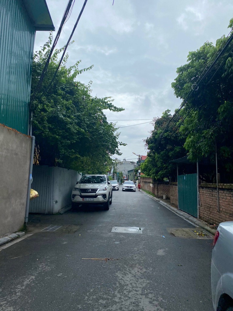 Tôi có mảnh đất phố Bắc Cầu ô tô tráng, ở thoáng mát diện tích 135m mặt tiền gần 8m, đầu tư chia 3 lô quá đẹp chỉ hơn 8