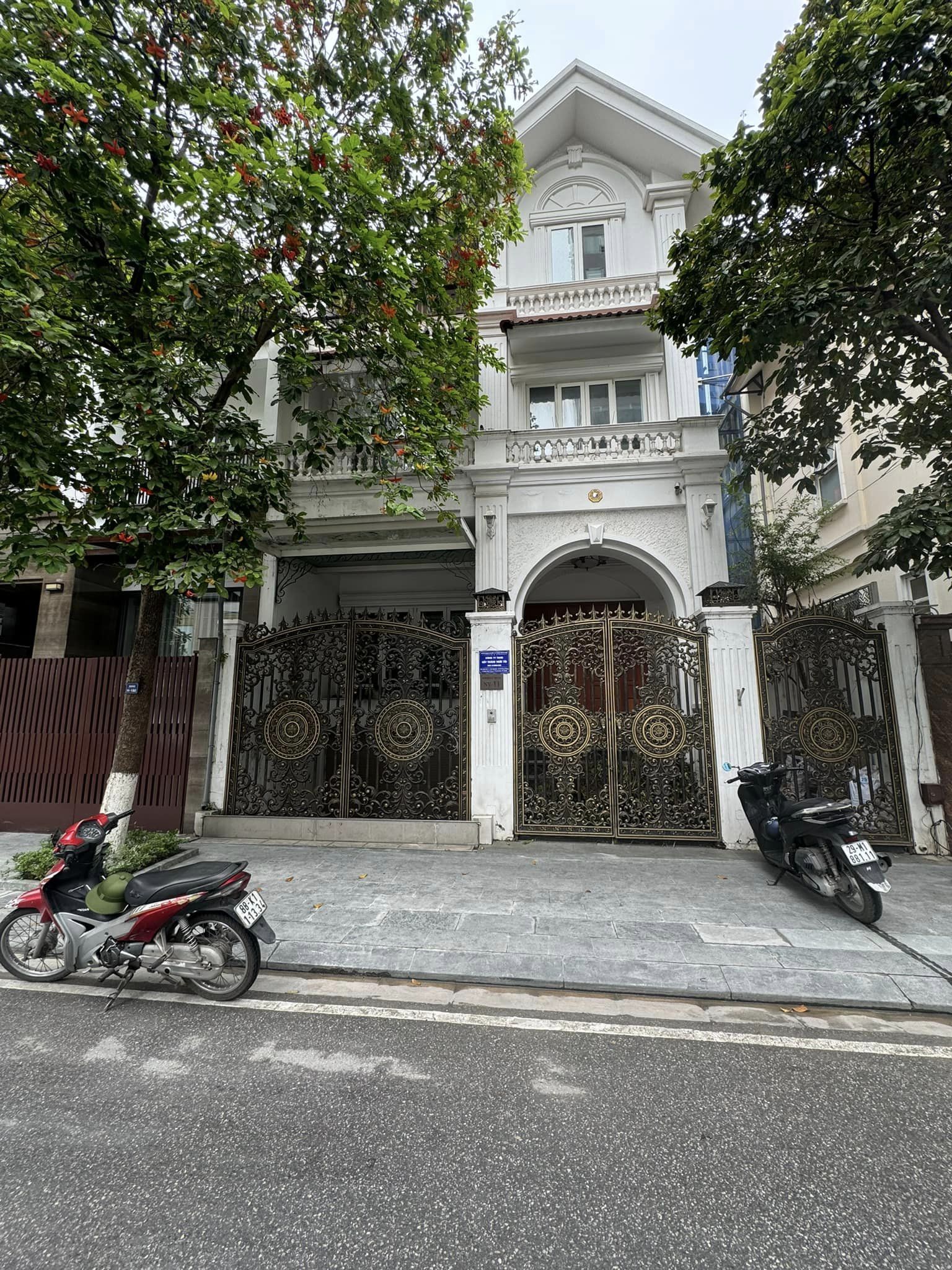 BÁN GẤP NHÀ BIỆT THU HAPULICO NGUYỄN HUY Tưởng HOA HẬU THANH XUÂN - KHU VỰC CỰC VIP -3 TẦNG NỔI - 1 TẦNG HẦM - ĐỂ 2 XE