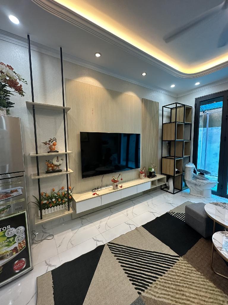 THOÁNG - RỘNG - GẦN PHỐ - Ở NGAY - TRƯỜNG CHỢ BẠT NGÀN. Đông Thiên 30m x 5 Tầng ,mặt tiền 4 m