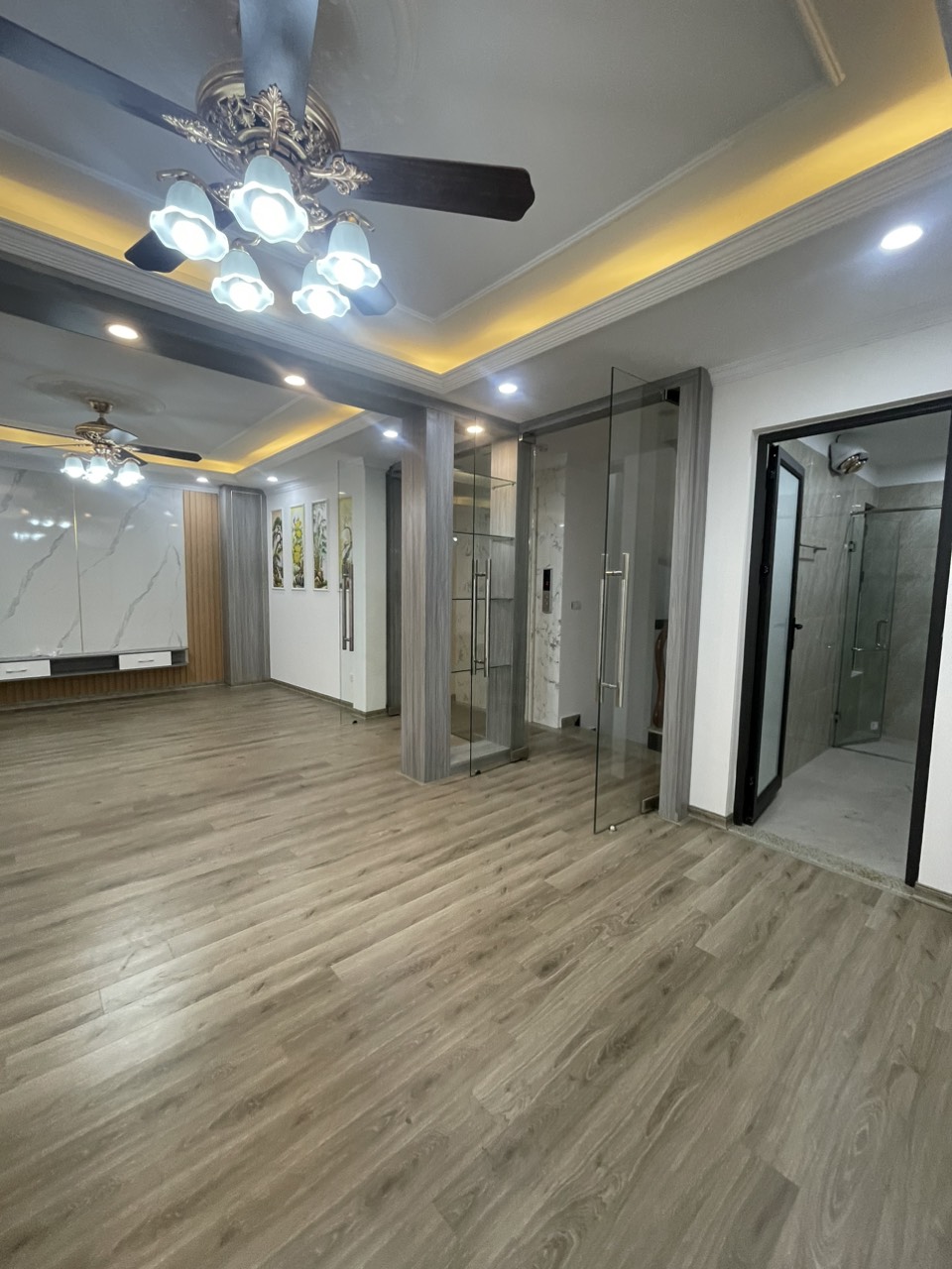 Chủ nhà cho thuê nguyên căn đẹp mới, Thang Máy, Linh Đàm; Kinh doanh, VP, 122m2* 4T- 33 Tr