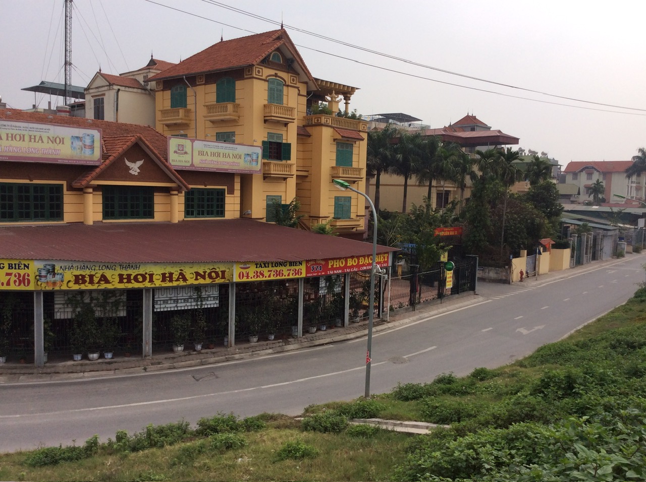 Gia đình tôi cần bán căn nhà vị trí đẹp đường Ngọc Thuỵ, 3 mặt đường, không quy hoạch DT - 800m2