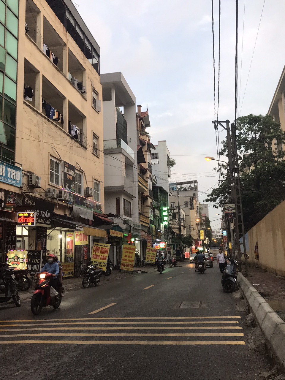 Bán Nhà Cấp 4 diện tích 43m, Giá chỉ 4 Tỷ, gần khu DV Xa La, đường Phùng Hưng, Viện 103, Full Tiện ích, đường trước