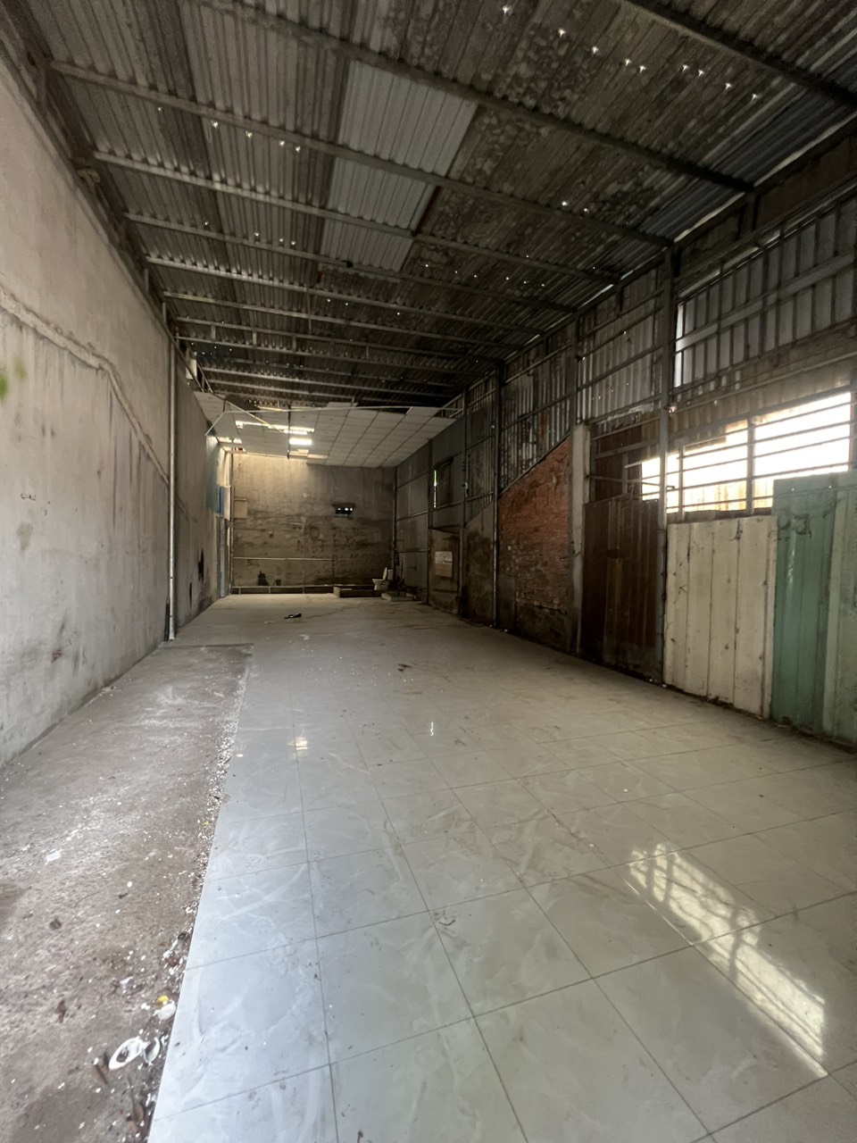 CHO THUÊ KHO HẼM PHÚ HÒA TDM BÌNH DƯƠNG Khu vực thích hợp chứa hàng và gia công nhẹ Cách đại lộ 100m DTĐ 8 x 60/kho 8