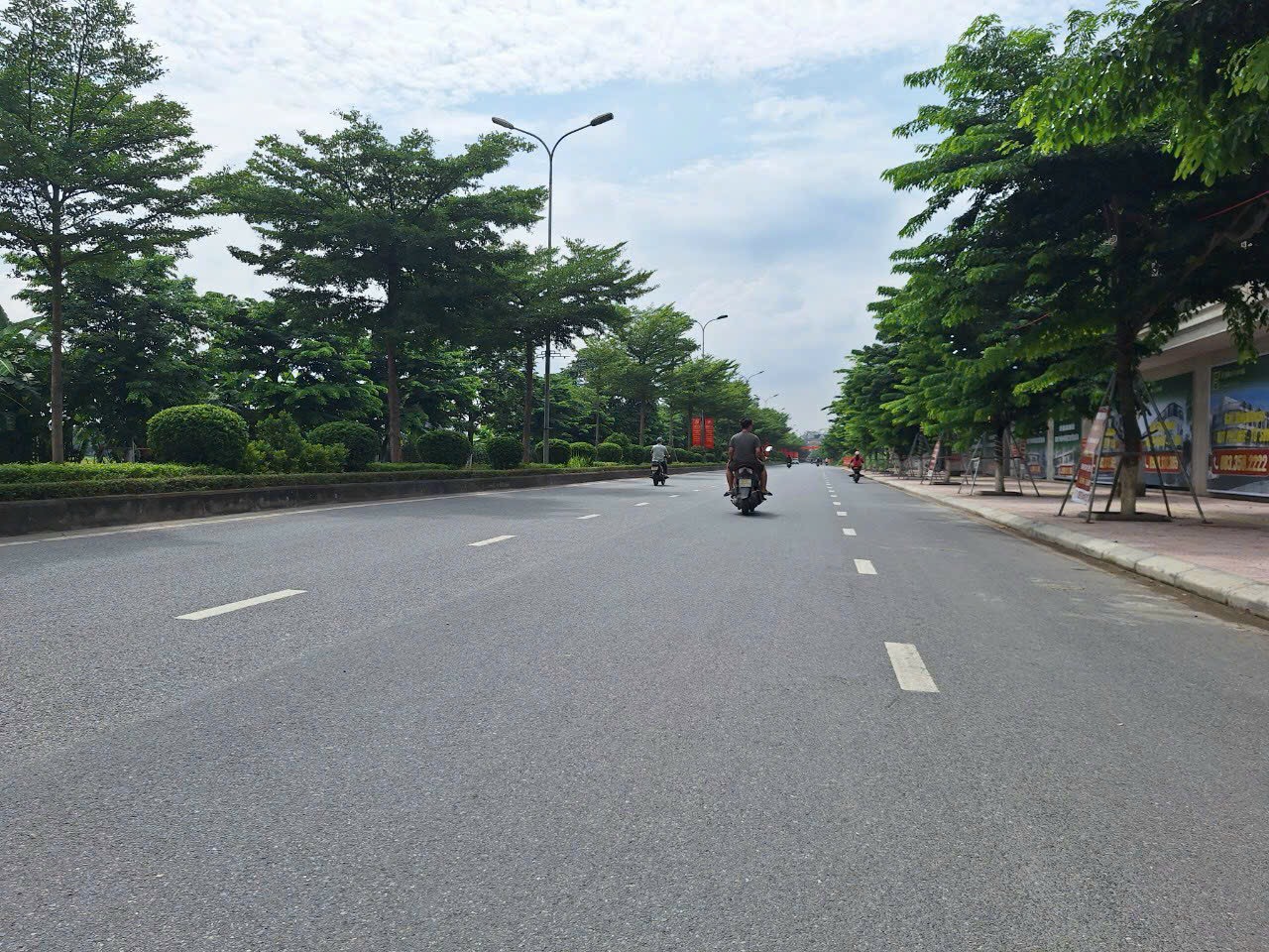 Chỉ nhỉnh 12 tr 1 m co ngay mảnh đất dt 195 m mặt tiền 15 m lô góc đang có dự án mở đường Ngay sau lưng trường tiểu