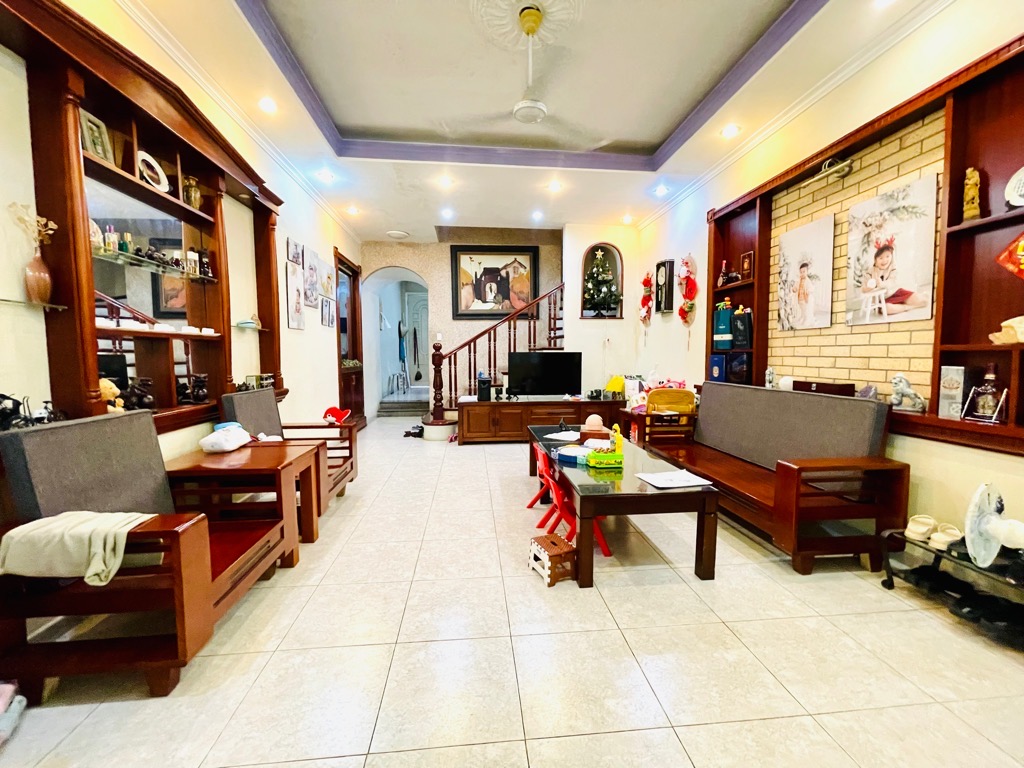 Mặt phố, long biên, 6 tầng, thang máy, 2 thoáng, view hồ. DT 100m, 6 tầng, MT 6m, giá 23,8ỷ