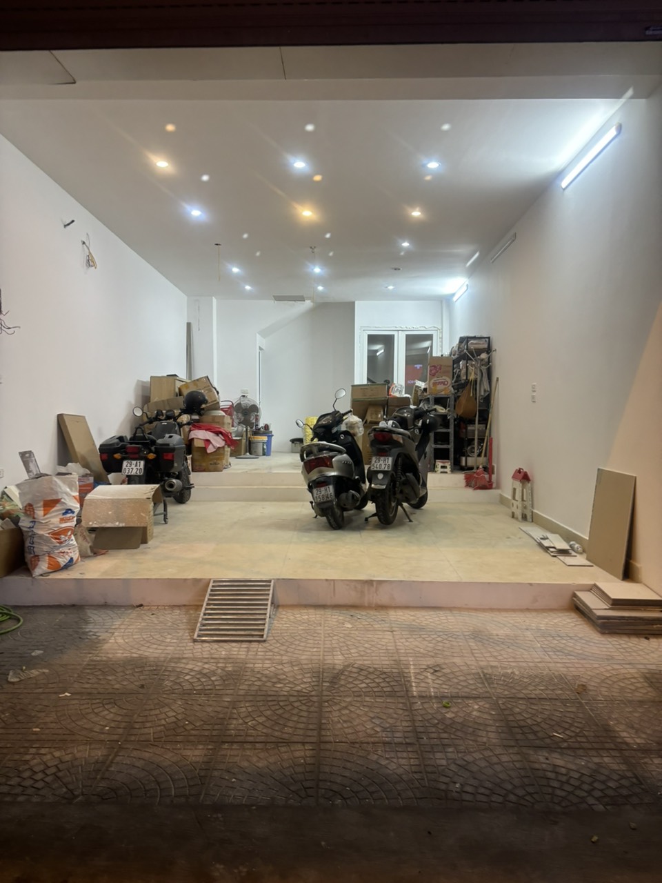 Cho thuê mặt bằng tầng 1 tại phố Võng Thị, Q.Tây Hồ, Hà Nội.