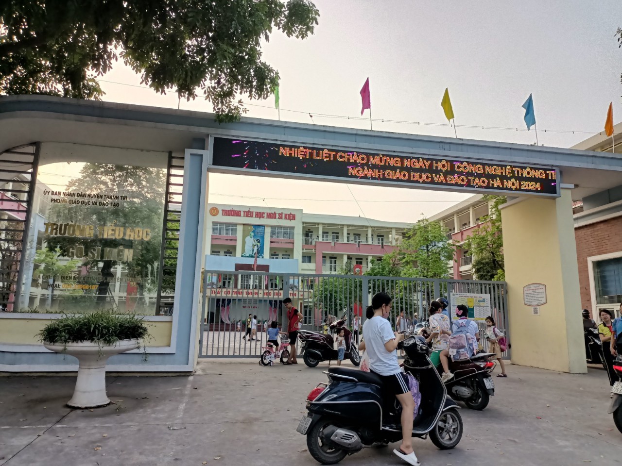 Bán nhà Tái Định Cư Tứ Hiệp- Thanh Trì , 70 m2, 5 tầng, mặt tiền 5,5 m, giá 14 tỷ.