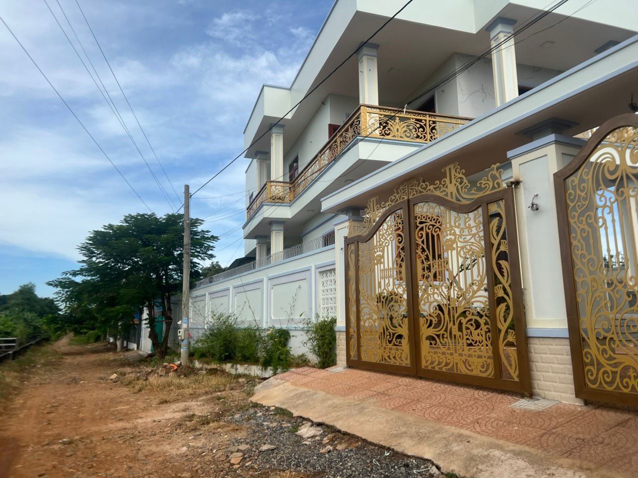 Chủ cần bán gấp khu liên hợp gồm: cửa hàng kinh doanh,nhà ở , kho vật tư , 12 phòng trọ đang kinh doanh