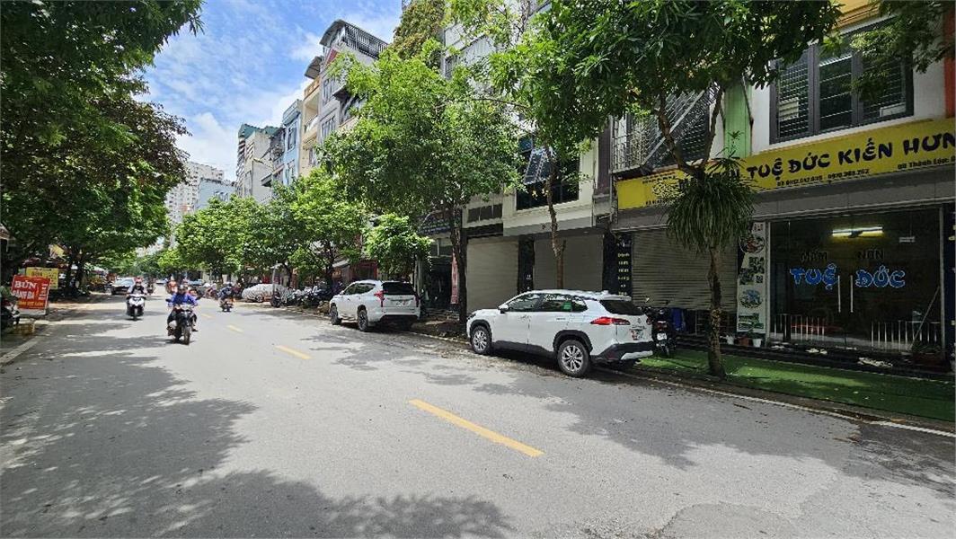 PHÂN LÔ, PHỐ NGUYỄN CHÍ THANH Ô TÔ TRÁNH, VỈA HÈ KINH DOANH ĐỈNH, 70M, 27 TỶ.