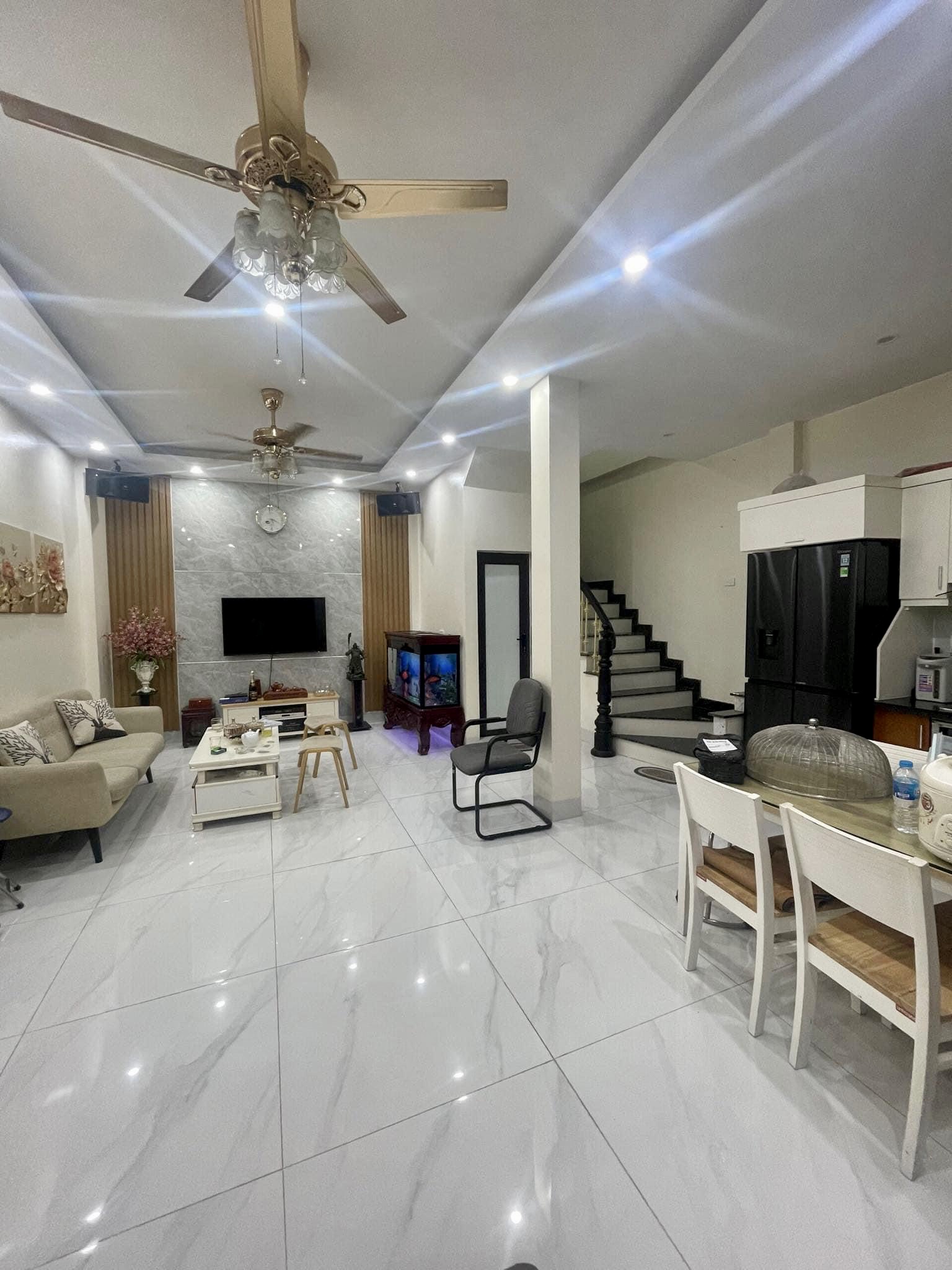 Chính chủ bán nhà Bạch Đằng, sạch đẹp về ở ngay. Miễn qua trung gian