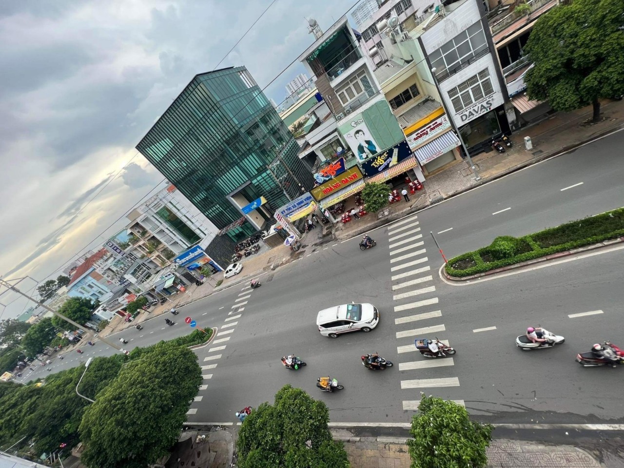 Hiếm Lạc Long Quân - Quận 11 - HXH thông vô nhà - 4 tầng - 38m2