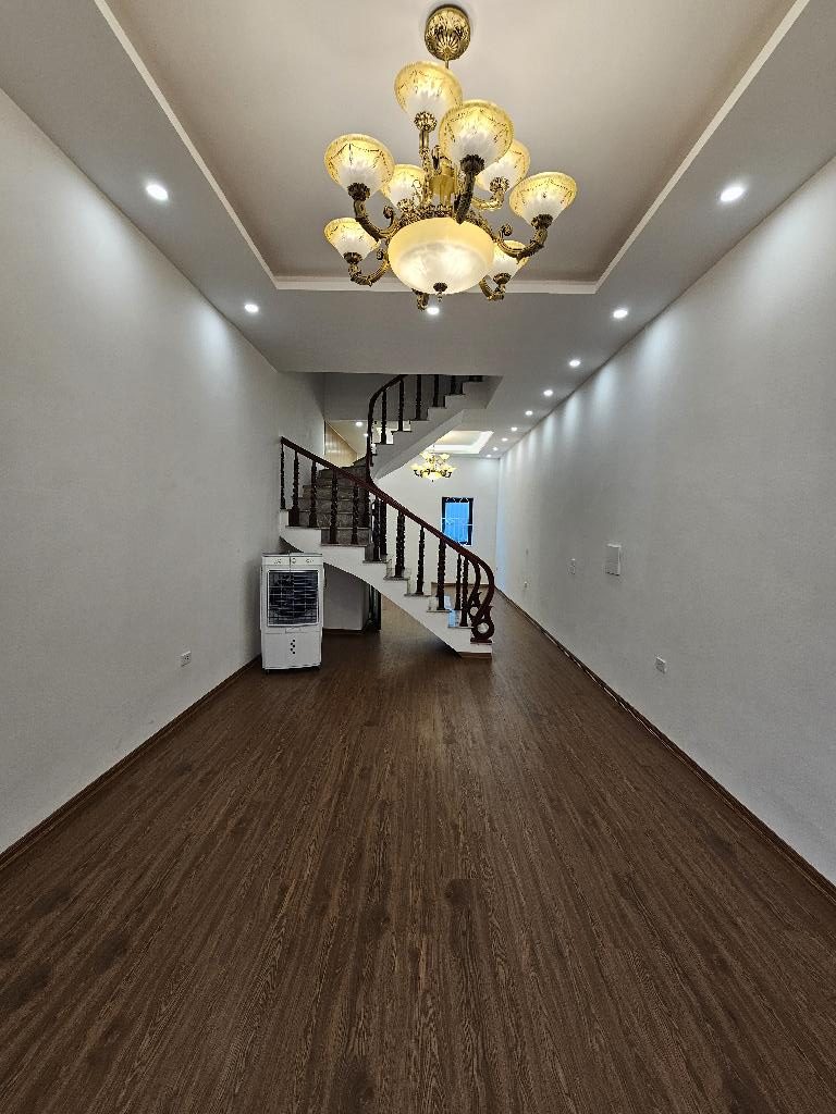 Chính chủ hửi Bán GẤP! Nhà Đẹp ở luôn phố Thanh Am, gần ô tô, 65m2 x 3T, MT 4m, nhỉnh 6 tỷ