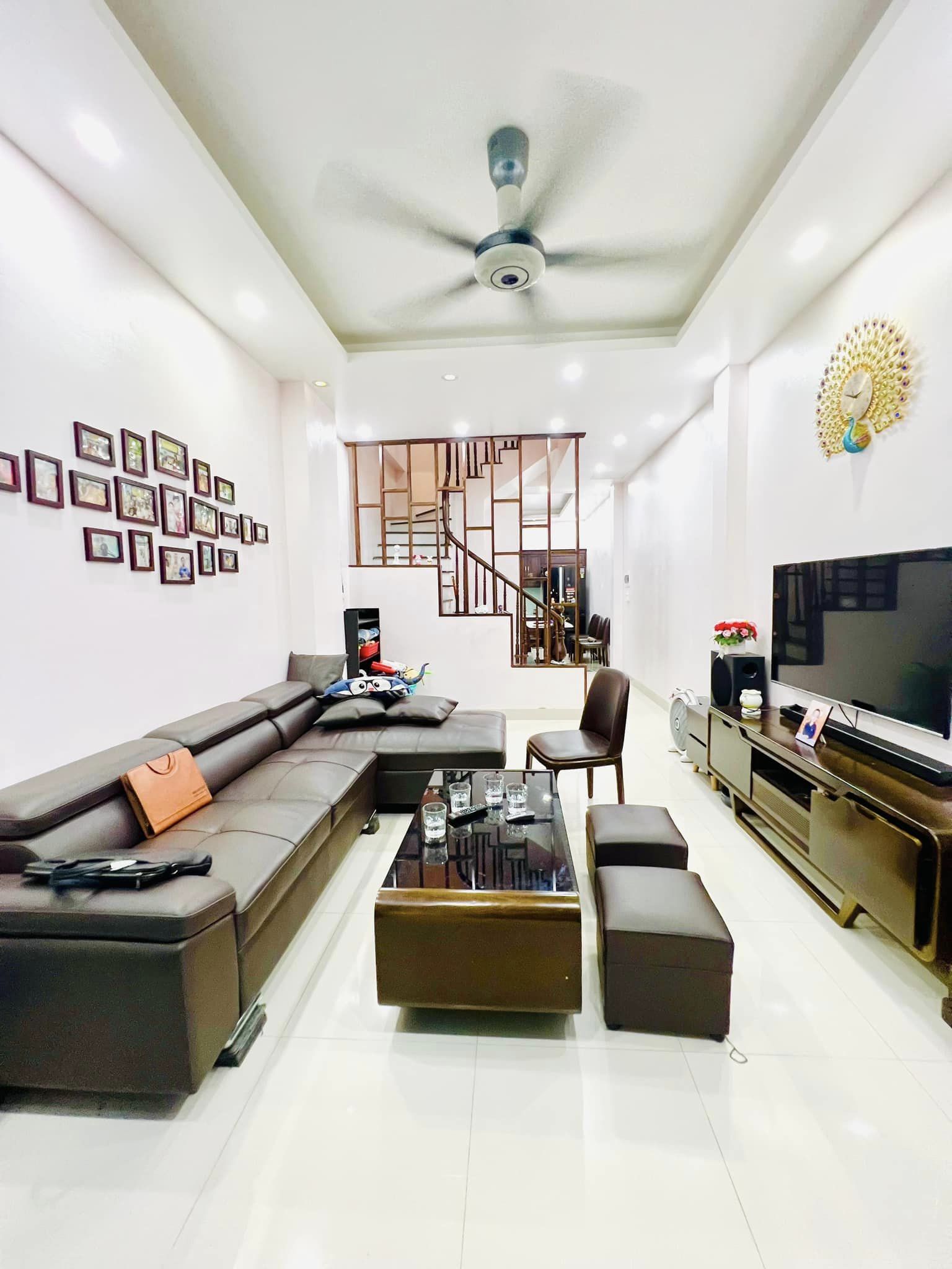 Bán nhà Lạc Long Quân Cầu Giấy ô tô đỗ cổng, vài phút ra Hồ Tây, full nội thất vào ở ngay