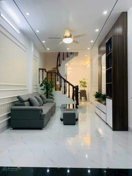 Bán nhà Trung Tâm Ngũ Hiệp thanh trì, gần Vũ Lăng 41m, 3.5 tầng giá 5.x tỷ ô tô chạy vòng quanh vào nhà