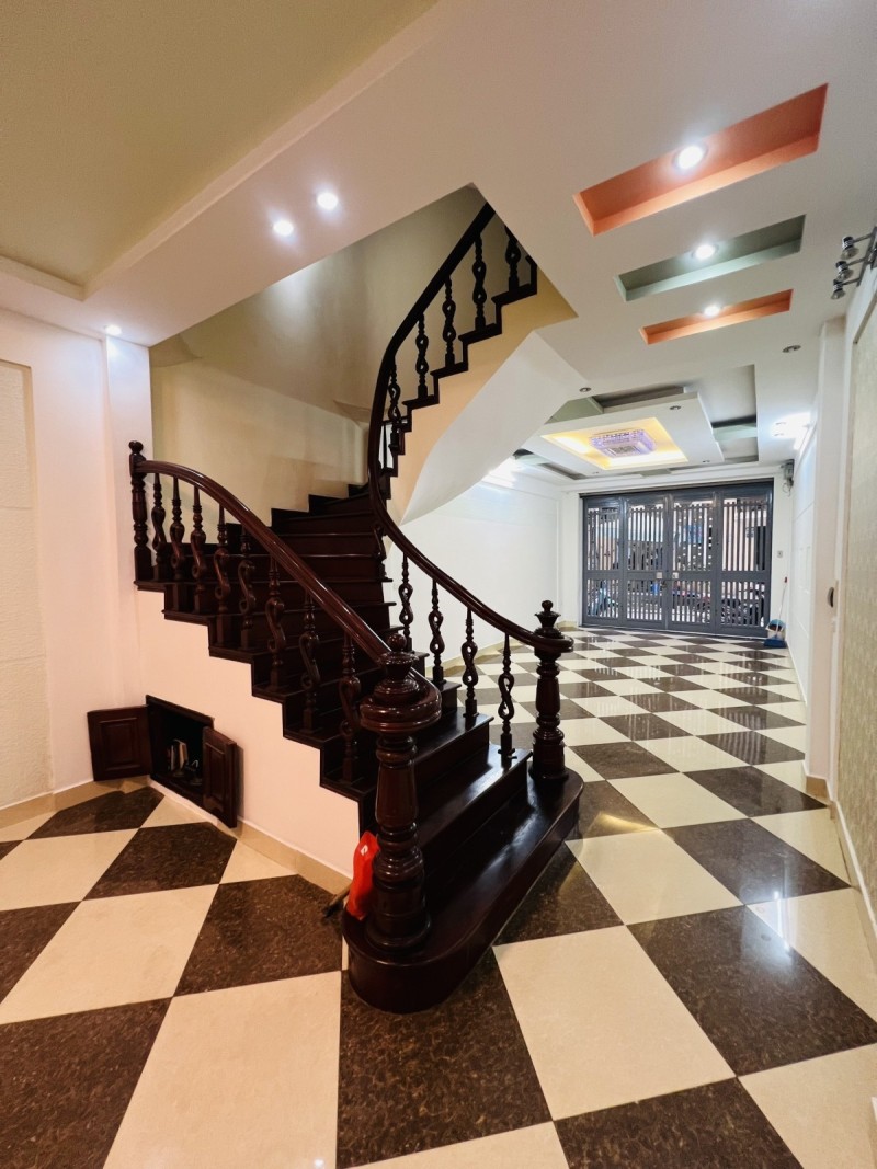 Bán nhà Hoàng Quốc Việt, Cầu Giấy. 66m2; 5 tầng; MT 4.8m; gara; giá 24.8 Tỷ