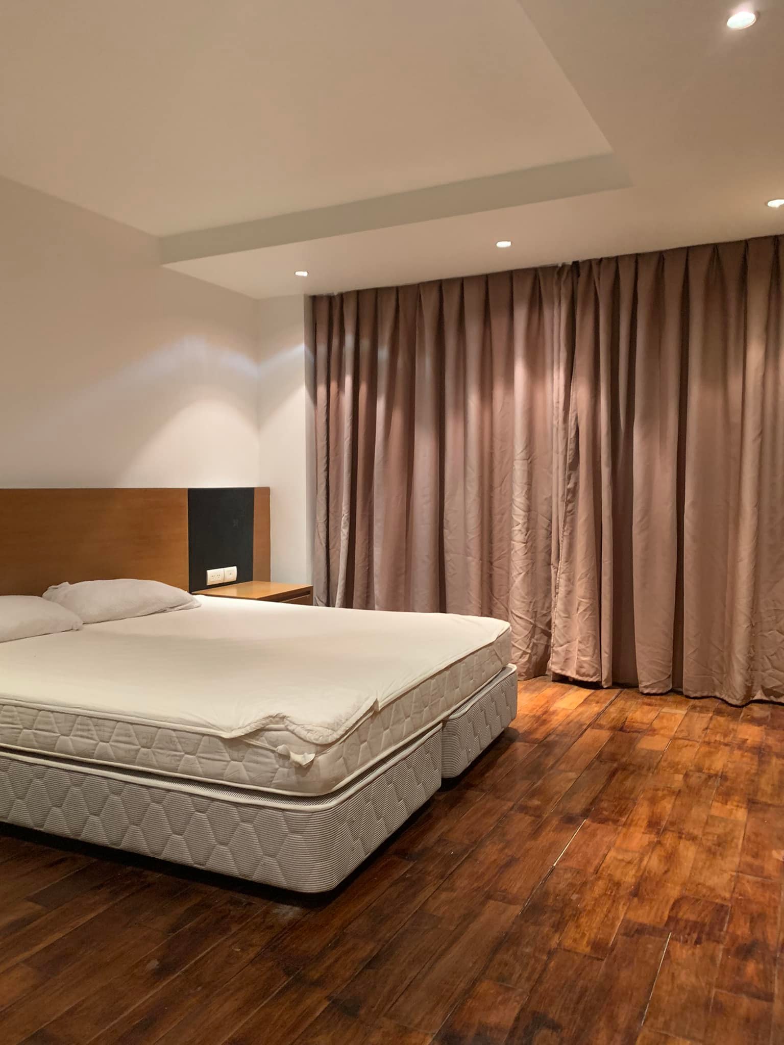 Bán nhà 140m2 thang máy ô tô 3 mặt thoáng Tam Đa Văn Cao Ba Đình 20 tỷ.