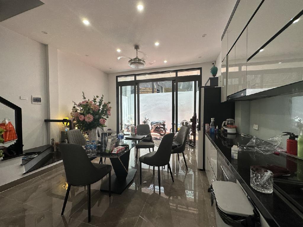 Bán nhà phố Tư Đình Long Biên, đẹp, mặt tiền rộng, 5 tầng, 36m², chỉ 5.5 tỷ.