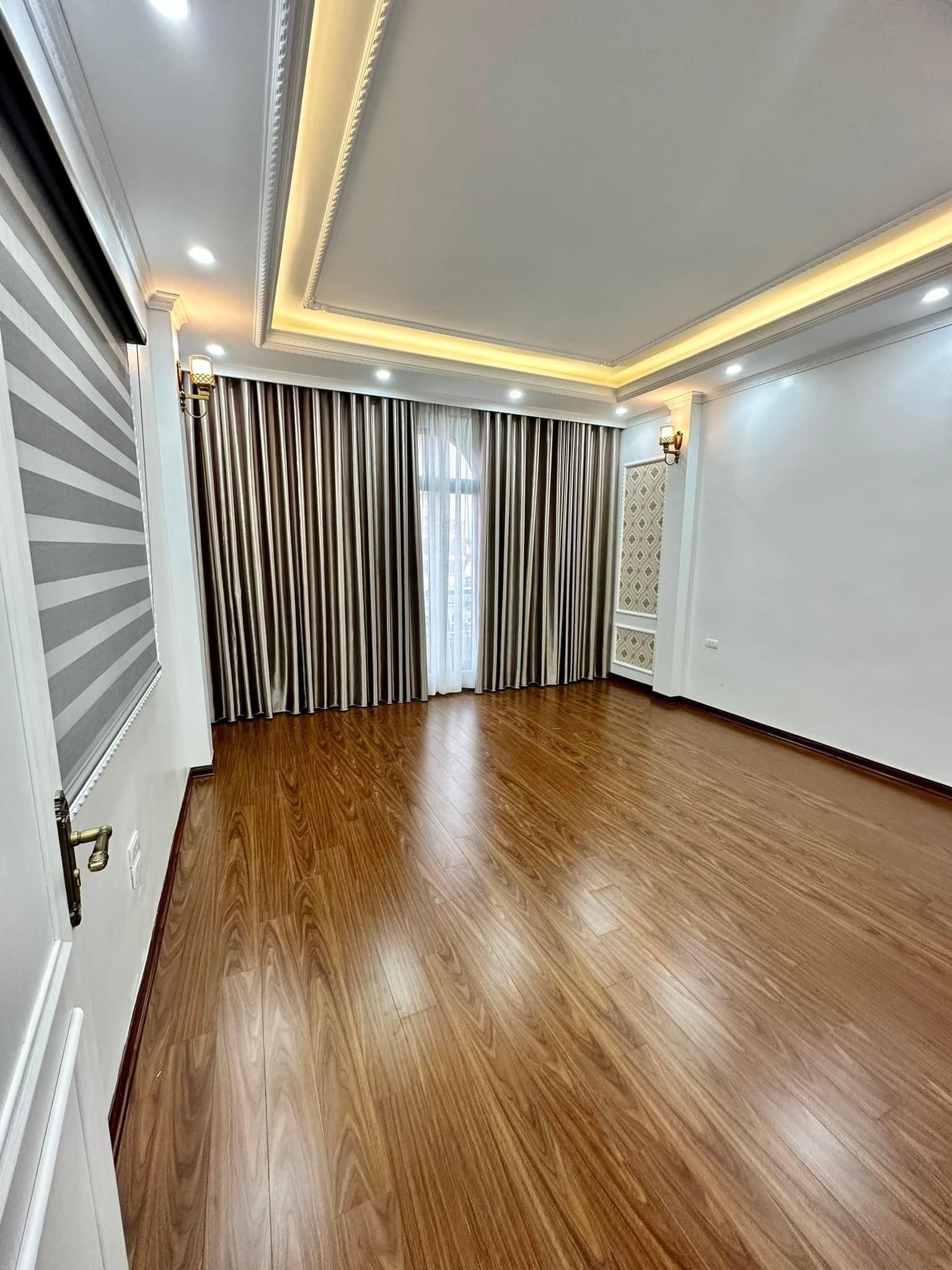 Siêu phẩm Nguyễn Văn Cừ - Vị Trí Đẹp - Lô góc - 30m2 - 5 tầng - 4mMT - nhỉnh 5 tỷ