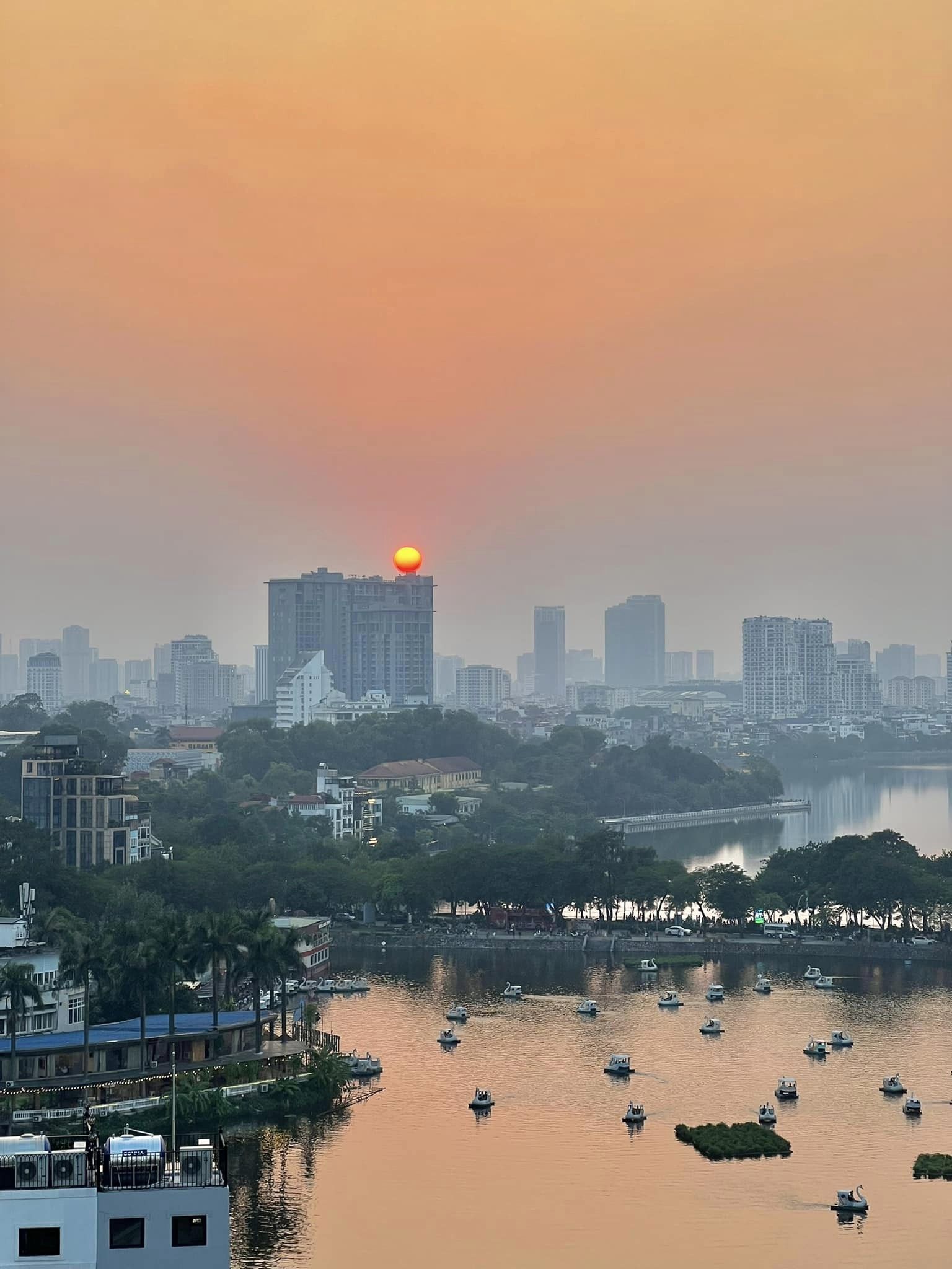 300 Tỷ Tòa Nhà 16 Tầng Căn Hộ Cao Cấp View Hồ Tây và Trúc Bạch